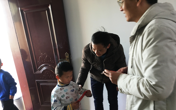 戴總給員工兒女發(fā)節(jié)日紅包