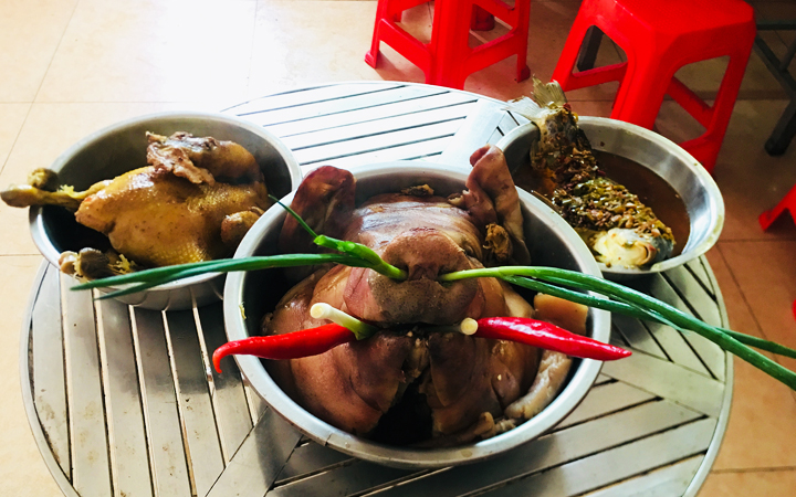 插上大蔥和辣椒的豬頭像不像牛頭