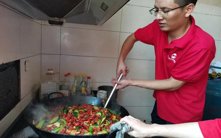 麻辣鮮香小龍蝦，銘仁教育裝備集團粽情過端午-6