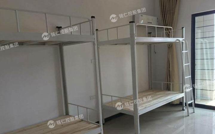 我們住的宿舍床跟我們的紙尿褲一樣好